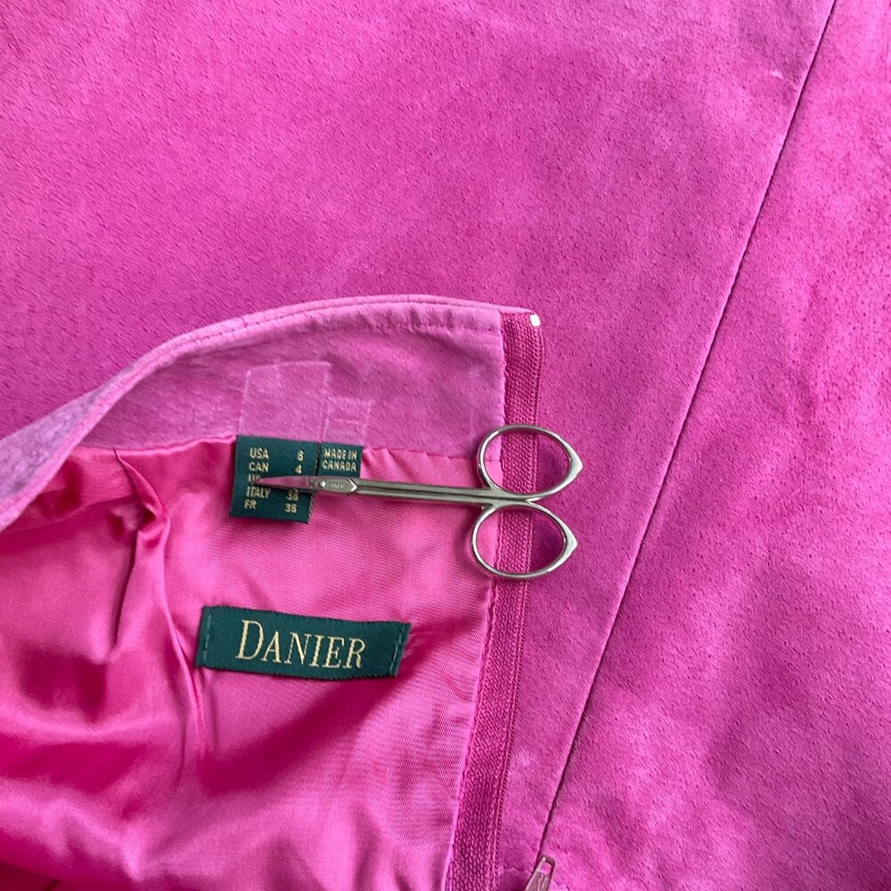 Danier Skirt Suede Leather Short in Pink Purple (6) - Picture 6 of 10